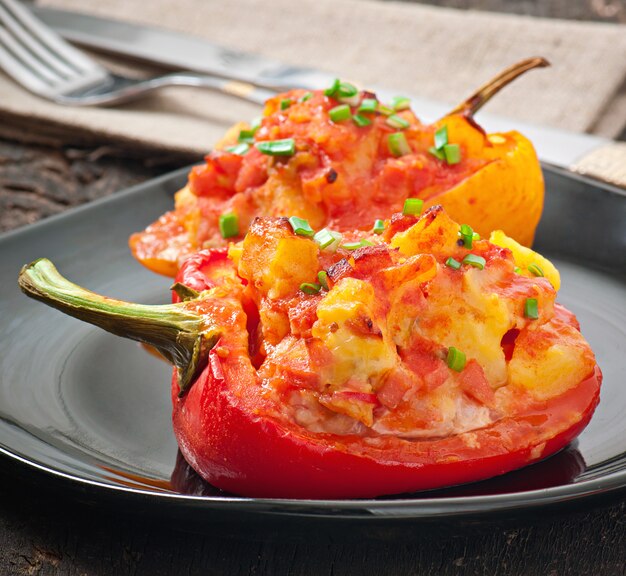 Pimentos recheados com batatas e chouriço