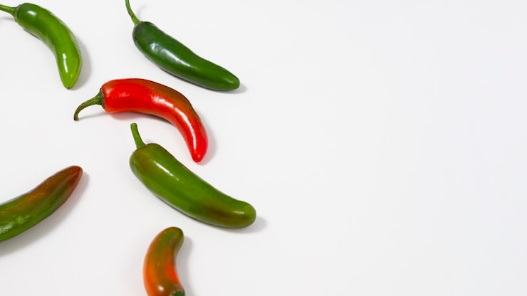 Foto grátis pimentos verdes e vermelhos com cópia-espaço
