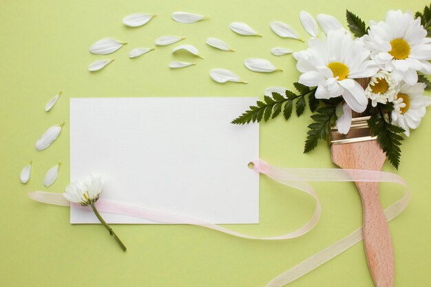 Pincel de pintura com flores e envelope