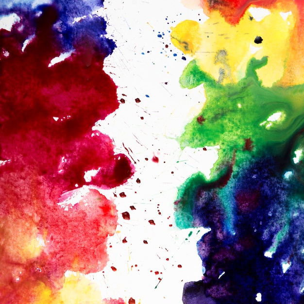Pinceladas de aquarela com cores do arco-íris