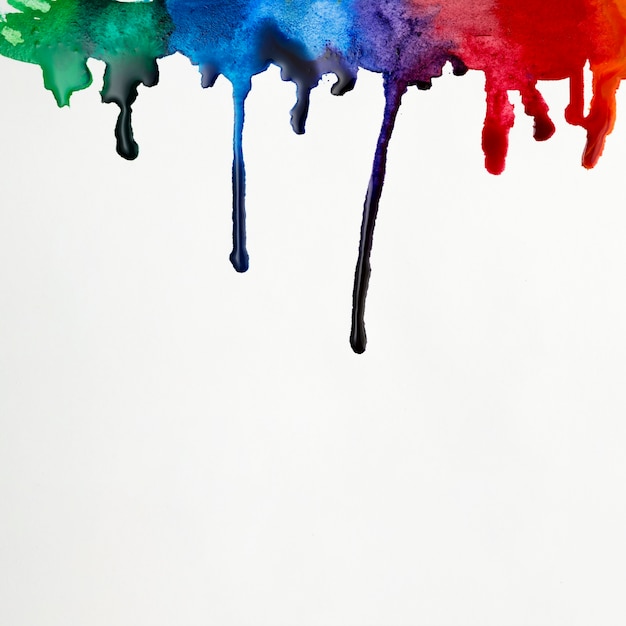 Pinceladas de aquarela com cores do arco-íris