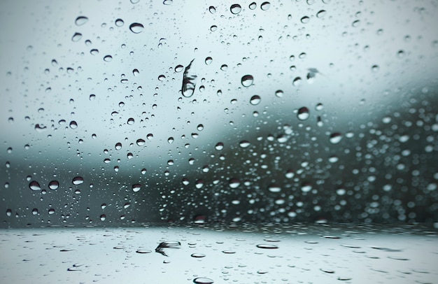 pingo de chuva turva para a janela