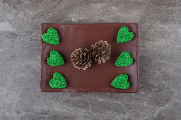 Foto grátis pinho e biscoito no prato na superfície do mármore