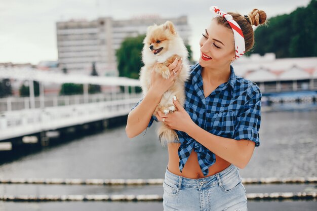 Pino elegante menina com o cachorrinho