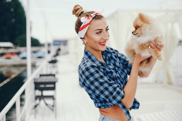 Pino elegante menina com o cachorrinho