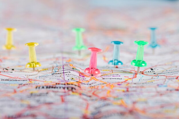 Pinos coloridos multi apontando destinos planejados no mapa
