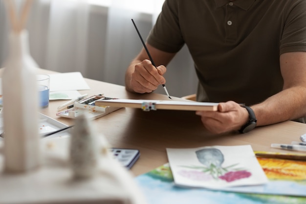 Pintor sênior usando aquarela para sua arte