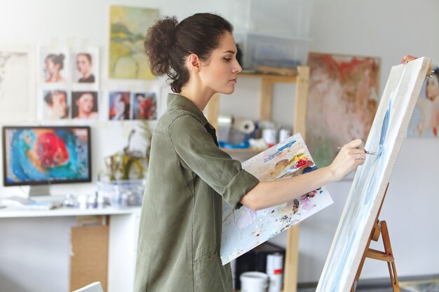 Pintora em seu estúdio de arte