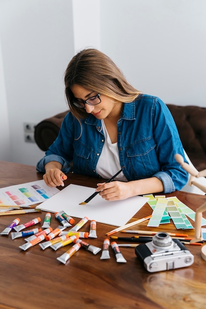 Pintura de artista feminina na mesa