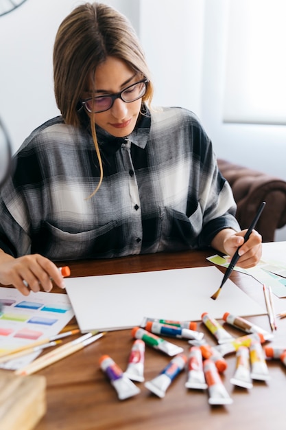 Foto grátis pintura de artista feminino