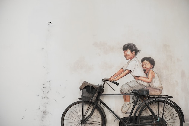 Pintura de crianças com bicicleta real