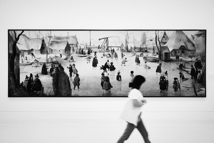 Foto grátis pintura longa e estreita em uma exposição de arte