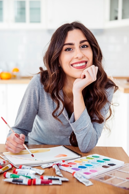 Foto grátis pintura mulher olhando câmera