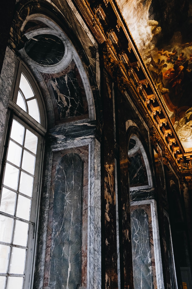 Foto grátis pinturas no teto em um belo edifício antigo