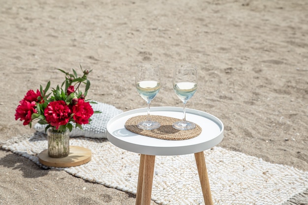 Foto grátis piquenique com flores e uma taça de champanhe. o conceito de férias.