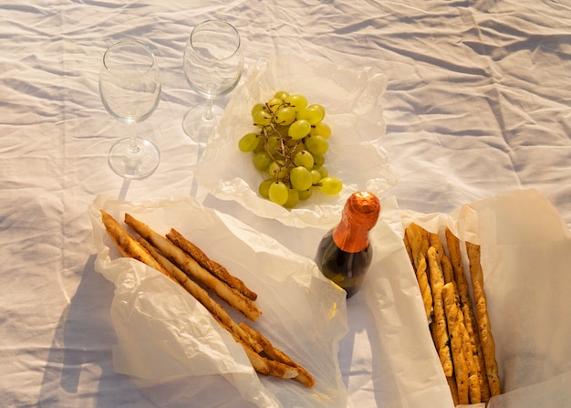 Foto grátis piquenique de alto ângulo com lanches e vinho