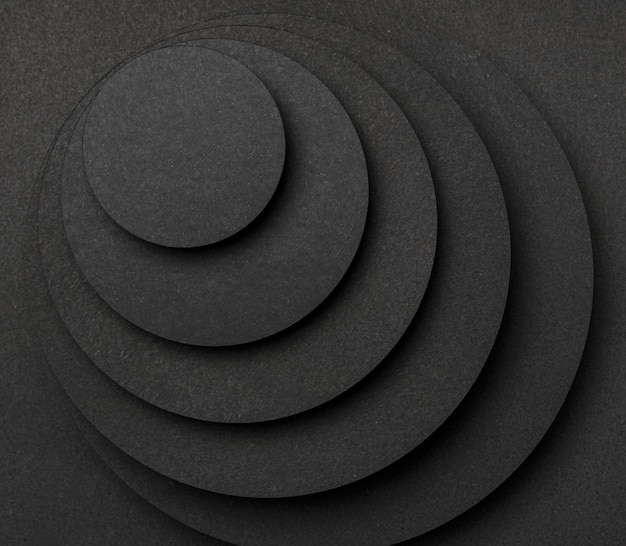 Pirâmide de pedaços circulares de papel preto