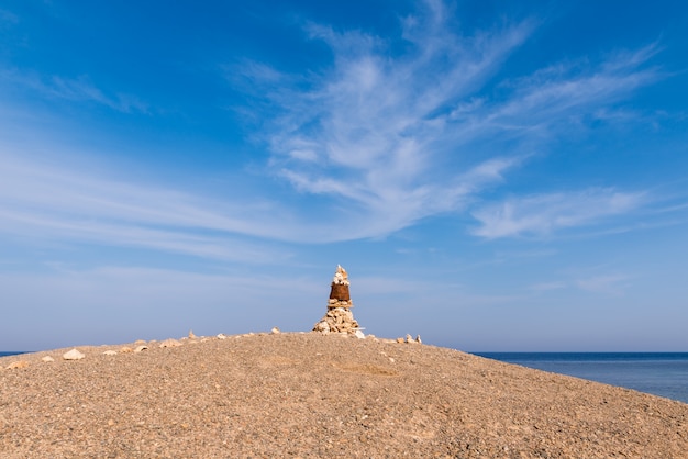 Pirâmide de pedras e conchas