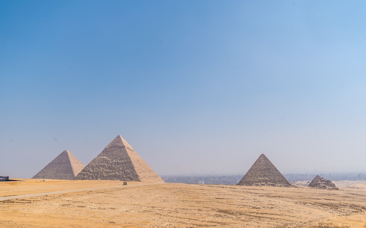Foto grátis pirâmides de gizé, o monumento funerário mais antigo do mundo, cairo, egito