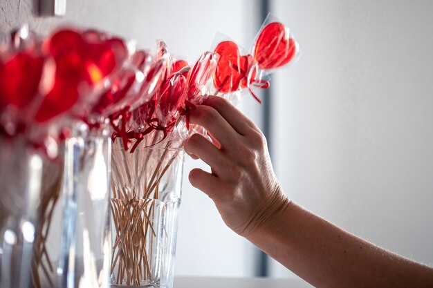 Pirulitos vermelhos em forma de coração no balcão de uma loja de doces