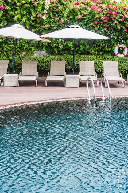 Foto grátis piscina com guarda-sóis e espreguiçadeiras