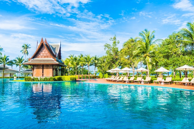 Piscina com uma pequena casa