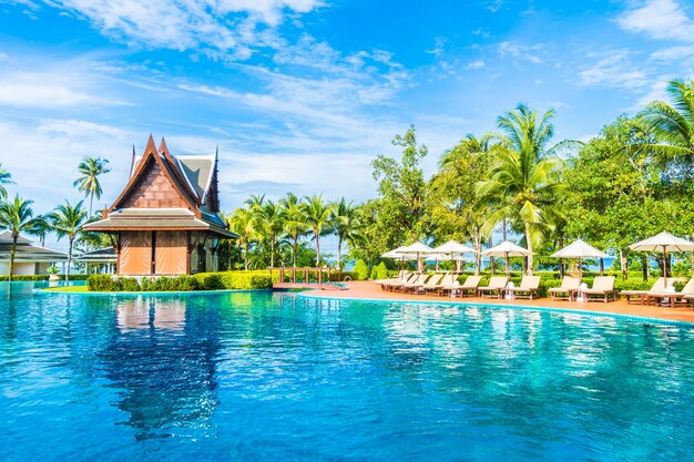 Piscina com uma pequena casa