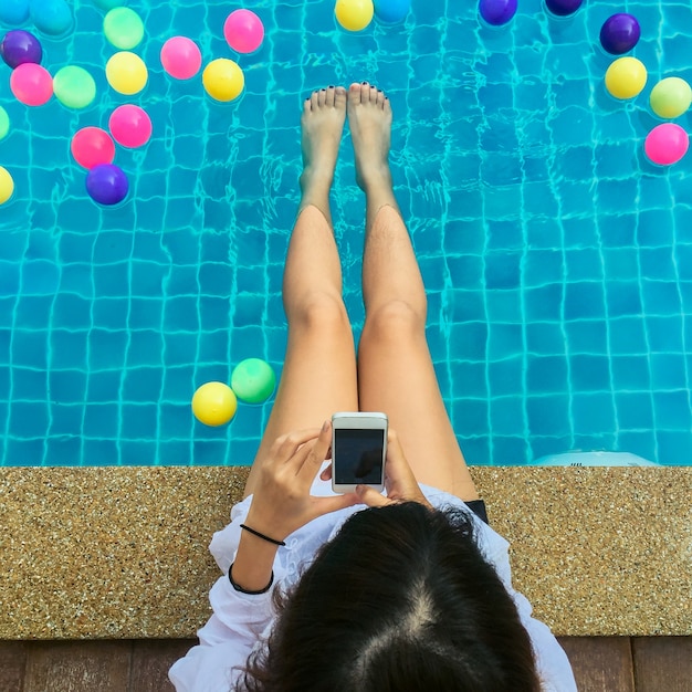 Foto grátis piscina de férias natação turista feliz sorrindo