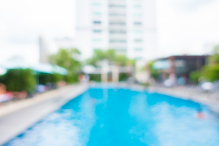 Foto grátis piscina de um hotel fora de foco