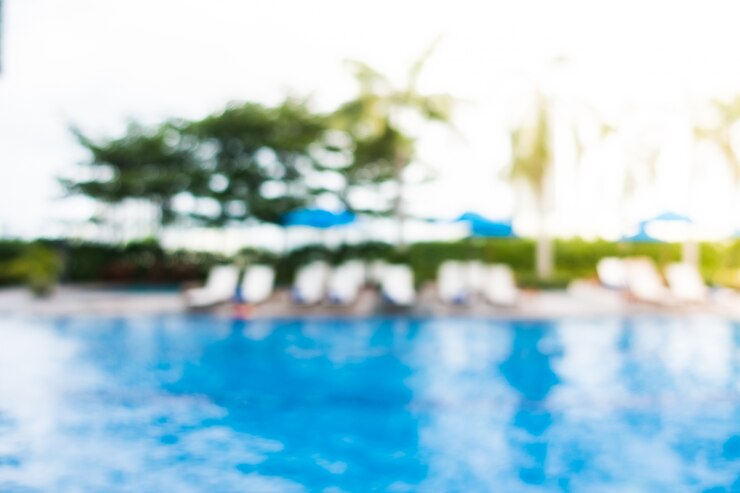 Foto grátis piscina distorcido com fundo das árvores