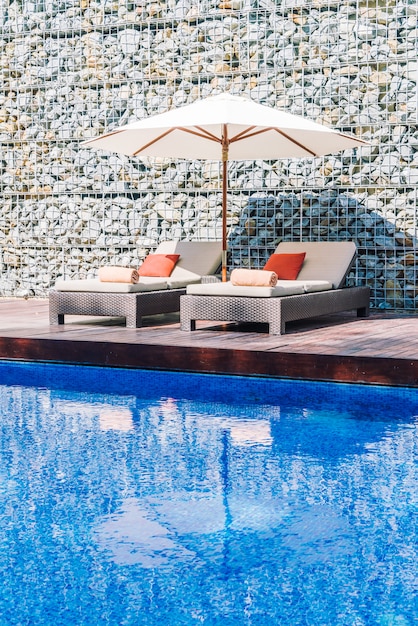 Foto grátis piscina e cadeira de guarda-chuva