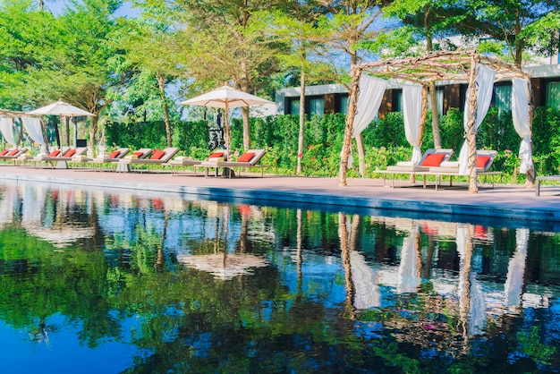 Piscina e cadeira de guarda-chuva