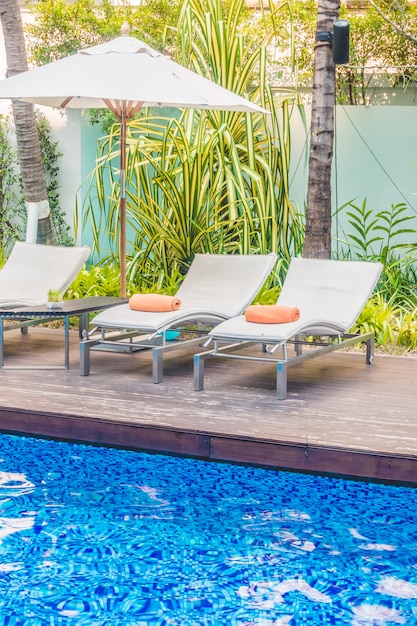 Foto grátis piscina e cadeira de guarda-chuva