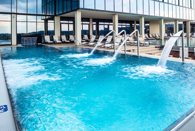 Foto grátis piscina vazia com chuveiros de hidroterapia no spa copiar espaço