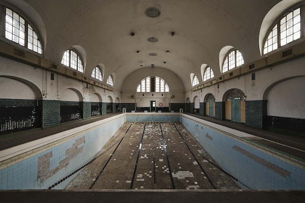 Piscina vazia dentro de um antigo prédio abandonado