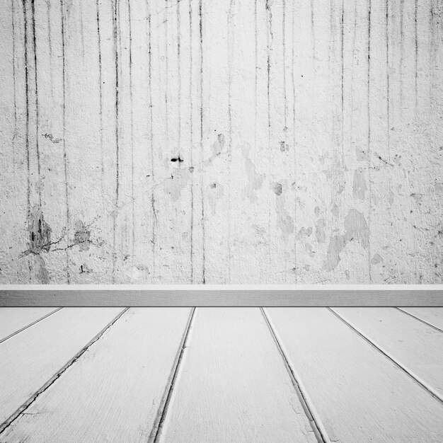 Piso de madeira com parede de concreto sujo