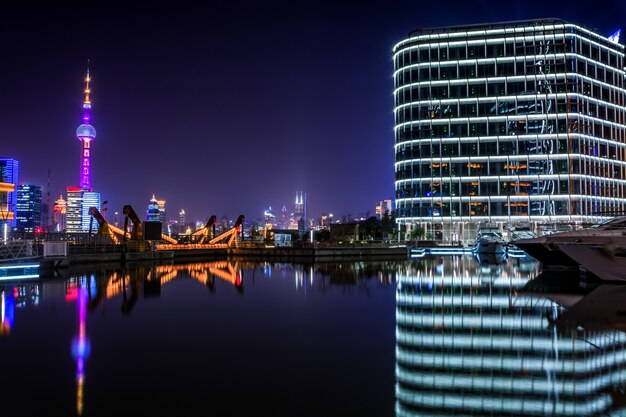 Foto grátis piso vazio com horizonte moderno e edifícios à noite em xangai