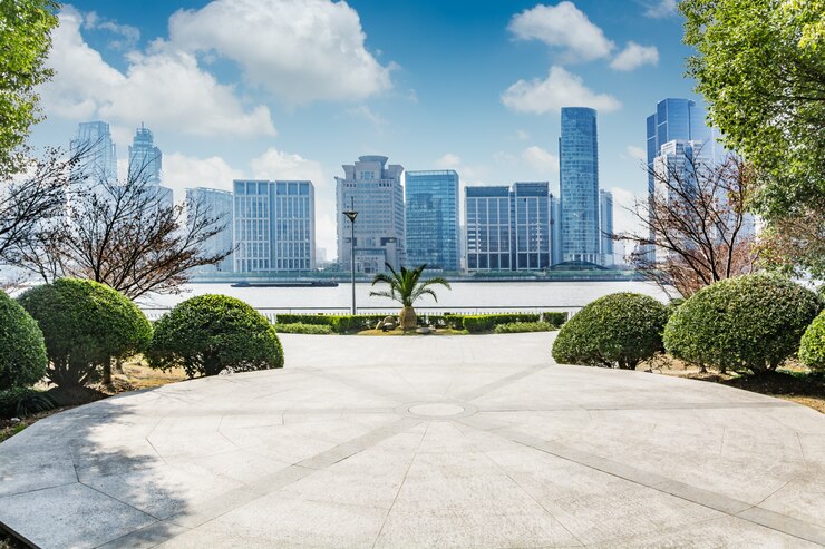 Foto grátis piso vazio com prédio moderno de escritórios empresariais