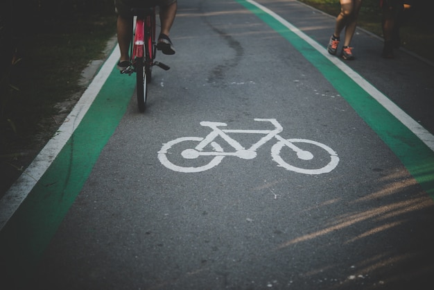 Foto grátis pista de ciclismo pintada pela cidade