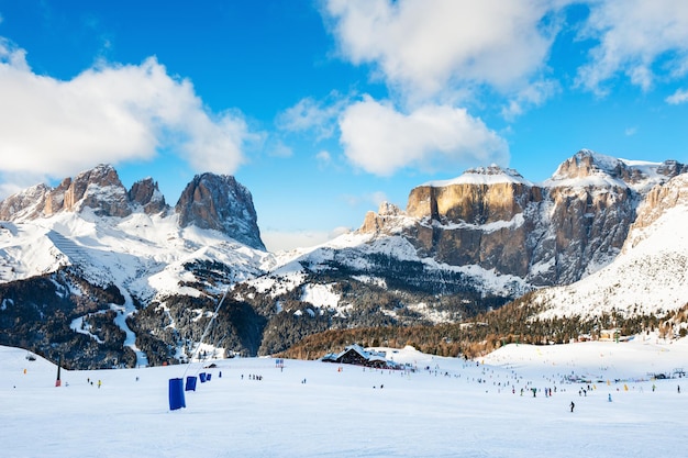 Pistas de esqui na estância de esqui no inverno, alpes dolomitas. val di fassa, itália. férias de inverno, destino de viagem