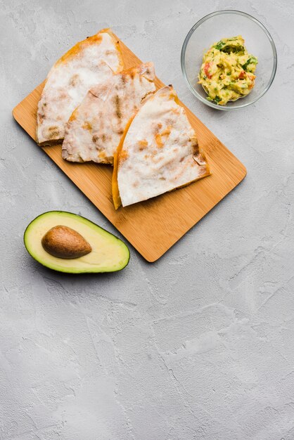 Pita perto de guacamole e abacate