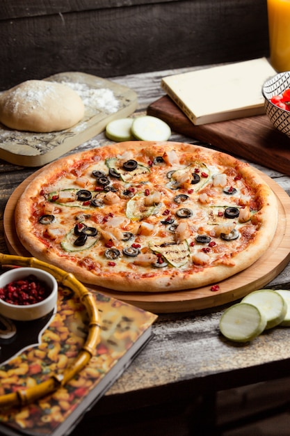 Pizza capricciosa em cima da mesa