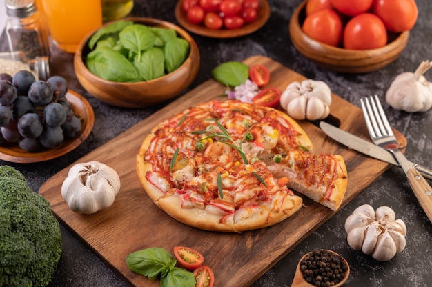 Foto grátis pizza colocada em uma placa de madeira.