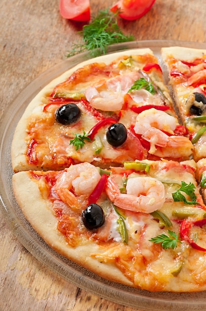 Pizza com camarão, salmão e azeitonas