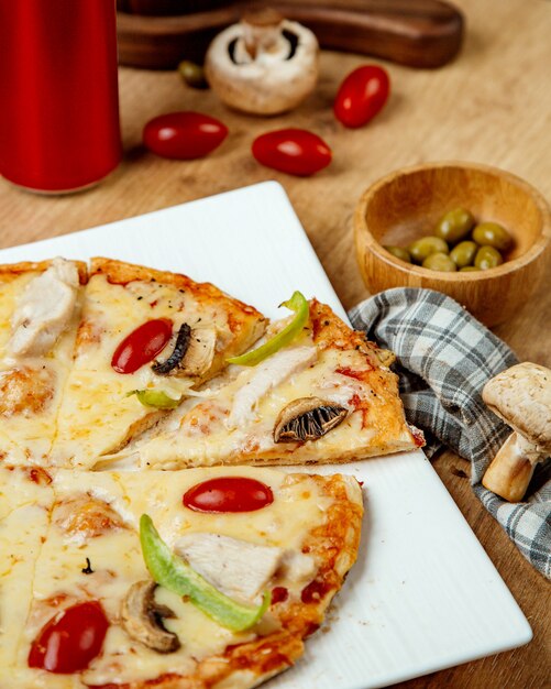 Pizza com cogumelos e tomates de frango