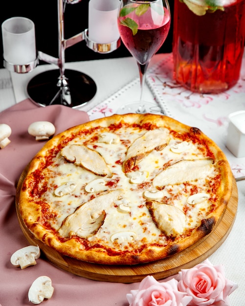 pizza com frango, queijo e molho de tomate