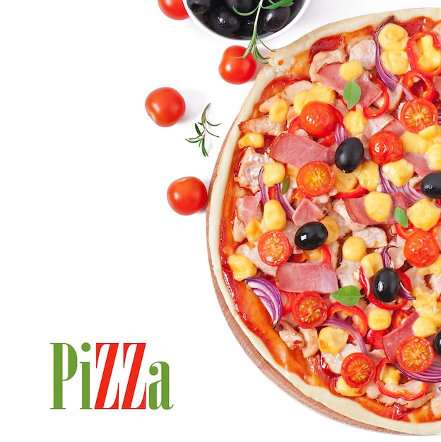 Foto grátis pizza com legumes, frango, presunto e azeitonas isoladas no branco