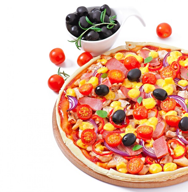 Pizza com legumes, frango, presunto e azeitonas isoladas no branco
