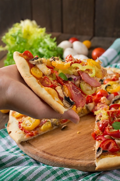 Pizza com salame, tomate, queijo e cogumelos