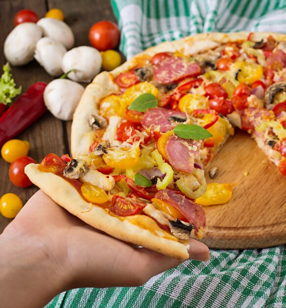 Pizza com salame, tomate, queijo e cogumelos